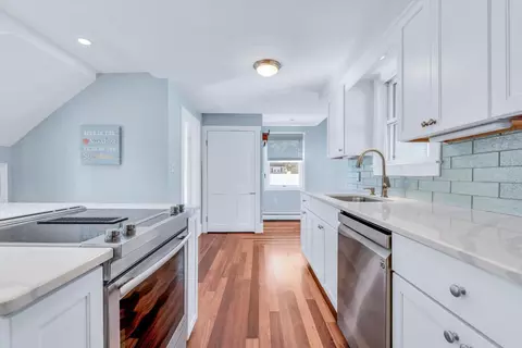 Kitchen - 22 Bay View Ave, Buzzards Bay, MA 02532 photo 4 of 5