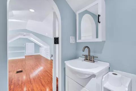 Entry Way - 22 Bay View Ave, Buzzards Bay, MA 02532 photo 6 of 6