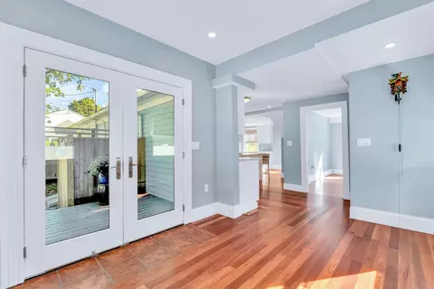 Entry Way - 22 Bay View Ave, Buzzards Bay, MA 02532 photo 3 of 6