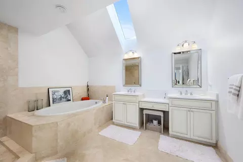 Bath - 16 Quinns Way, Mashpee, MA 02649 photo 3 of 4