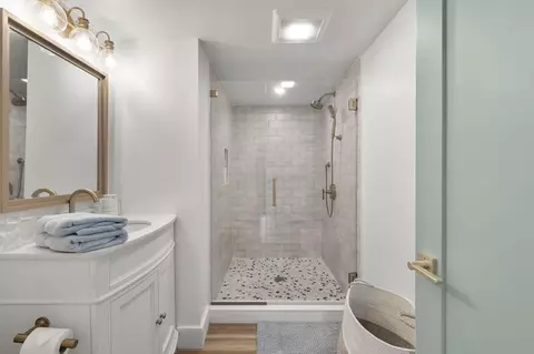 Bath - 50 Surrey Dr, Eastham, MA 02642 photo 4 of 7