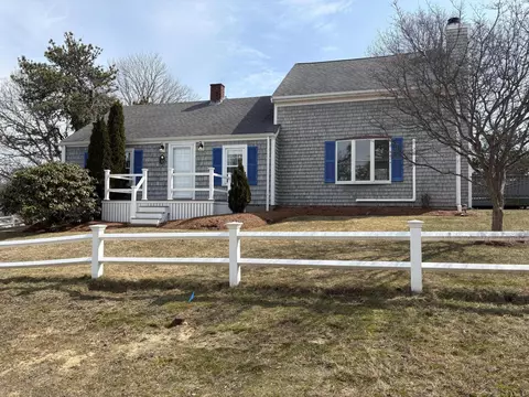 10 Wimbledon Dr, West Yarmouth, MA 02673