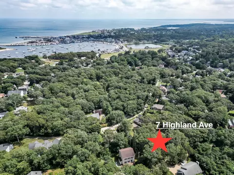 7 Highland Ave, Vineyard Haven, MA 02568