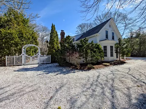552 Main St, Cotuit, MA 02635