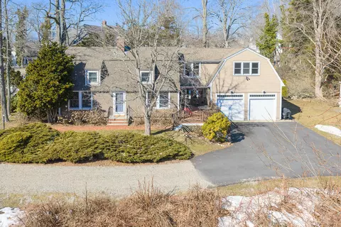 537 W Falmouth Hwy, Falmouth, MA 02540