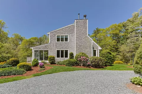 17 Claus Way, Marstons Mills, MA 02648
