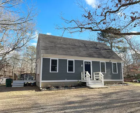 1 Dodgers Hole Rd, Edgartown, MA 02539