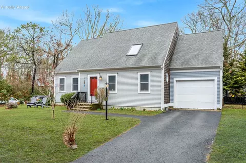 15 Florence Ave, Mashpee, MA 02649