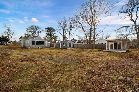 18 Cross St, Dennis Port, MA 02639