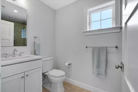Bath - 4 Cobblestone Cir, Mashpee, MA 02649 photo 2 of 5