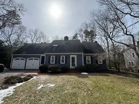 18 Lakeview Dr, Sandwich, MA 02563