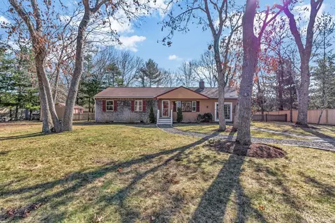 26 Rainbow Ln, Mashpee, MA 02649