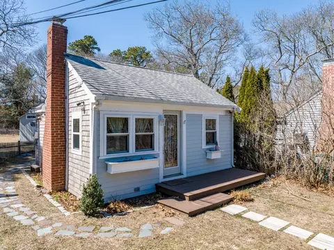 17 Ploughed Neck Rd, East Sandwich, MA 02537