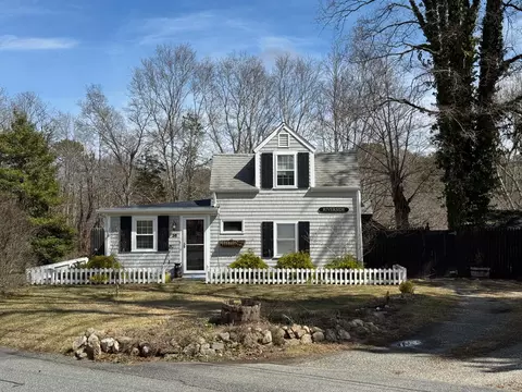 36 Lovells Ln, Mashpee, MA 02649