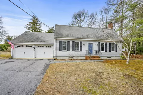 33 Head Of The Bay Rd, Buzzards Bay, MA 02532