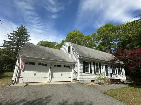 33 Head Of The Bay Rd, Buzzards Bay, MA 02532
