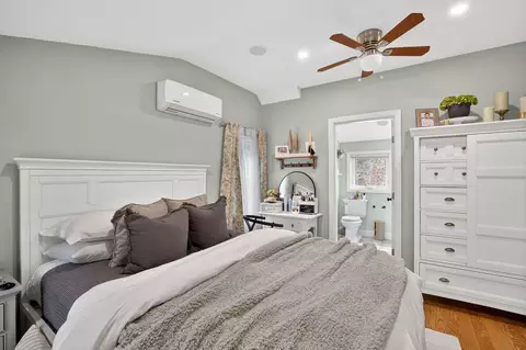Bedroom - 79 Neshobe Rd, Mashpee, MA 02649 photo 8 of 8