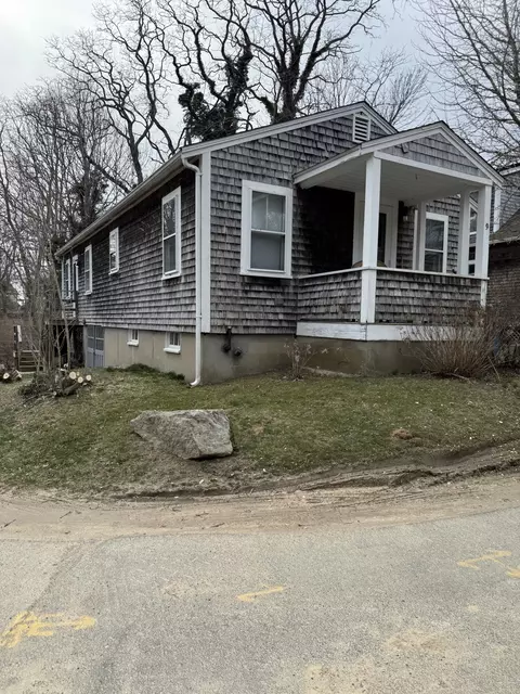 9 Cricket Ln, Woods Hole, MA 02543