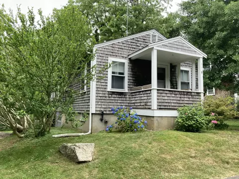 9 Cricket Ln, Woods Hole, MA 02543