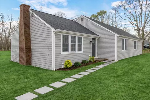 3 Bristol Ave, Hyannis, MA 02601