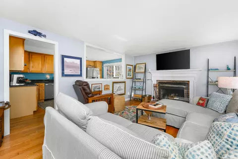 Living - 43 Chickadee Ln, Centerville, MA 02632 photo 2 of 4