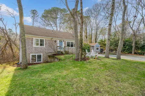 43 Chickadee Ln, Centerville, MA 02632
