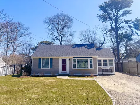 6 Oak St, Dennis Port, MA 02639