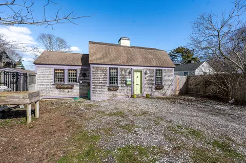 86 Sea St, Hyannis, MA 02601