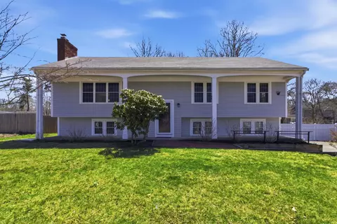 147 Bristol Ave, Hyannis, MA 02601