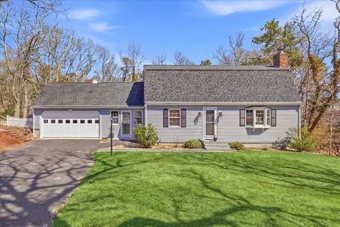 8 Canapitsit Dr, Teaticket, MA 02536