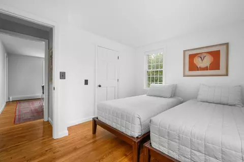 Bedroom - 4332 Main St, Barnstable, MA 02630 photo 2 of 8