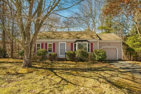 47 May Ln, Centerville, MA 02632