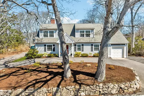70 Lakeview Ave, Falmouth, MA 02540