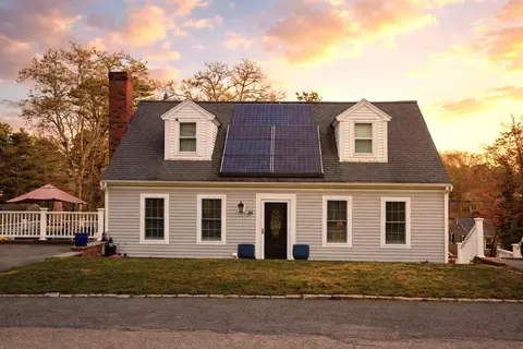54 Melbourne Rd, Hyannis, MA 02601