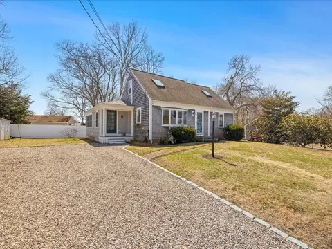 17 Swallow St, Teaticket, MA 02536