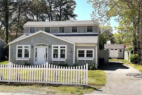 37 Uncle Henrys Rd, Mashpee, MA 02649