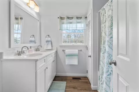 Bath - 37 Uncle Henrys Rd, Mashpee, MA 02649 photo 4 of 4
