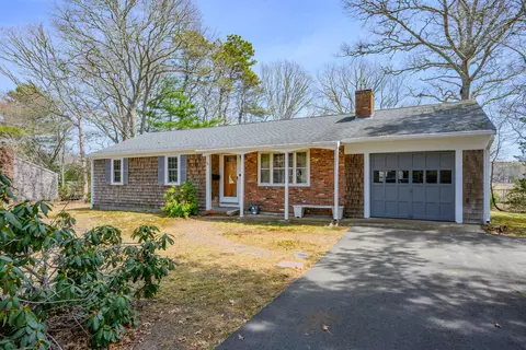 22 Longfellow Dr, Centerville, MA 02632