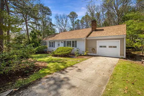 23 Penny Royal Ln, Teaticket, MA 02536