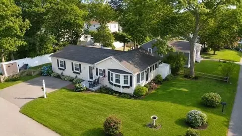 25 Clover Ln, Mashpee, MA 02649 photo 1