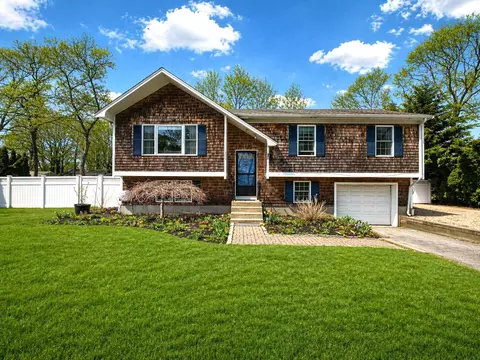 104 Seagate Ln, Hyannis, MA 02601