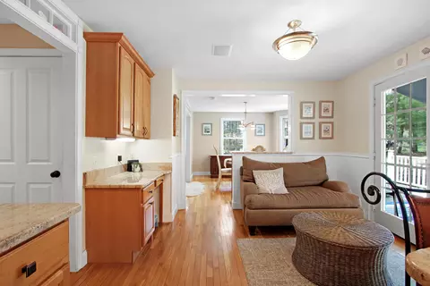 Entry Way - 842 Main St, Wareham, MA 02571 photo 5 of 6
