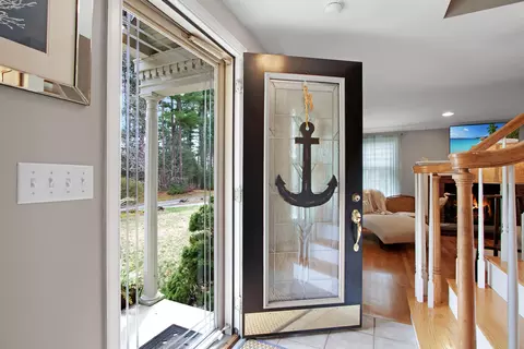 Entry Way - 842 Main St, Wareham, MA 02571 photo 1 of 6