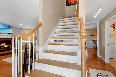 Entry Way - 842 Main St, Wareham, MA 02571 photo 2 of 6