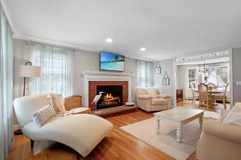 Living - 842 Main St, Wareham, MA 02571 photo 1 of 3