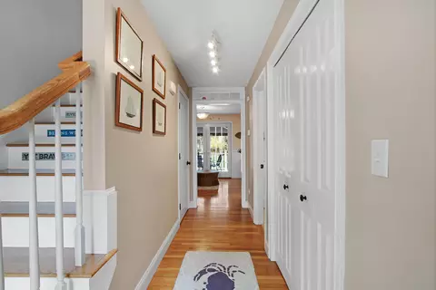 Entry Way - 842 Main St, Wareham, MA 02571 photo 3 of 6