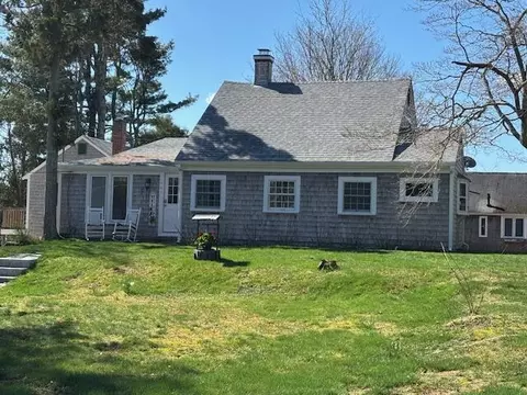 981 River Rd, Marstons Mills, MA 02648