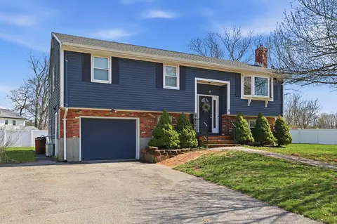 11 Duffy Dr, Taunton, MA 02780