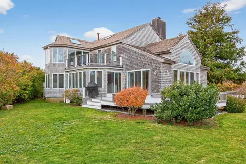 15 Hedge Ln, Falmouth, MA 02540