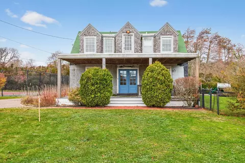 9 Hedge Ln, Falmouth, MA 02540